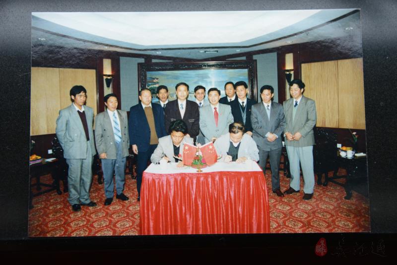 3.1995年，吴江与林周对口援助签约仪式举行（右为时任吴江市市长张钰良，左为时任林周县县长普达娃）.JPG